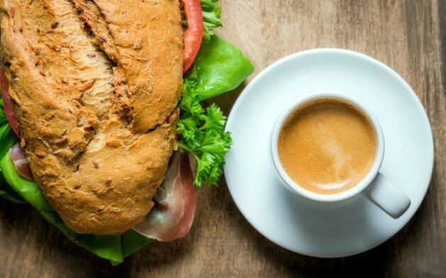 Café con un sándwich