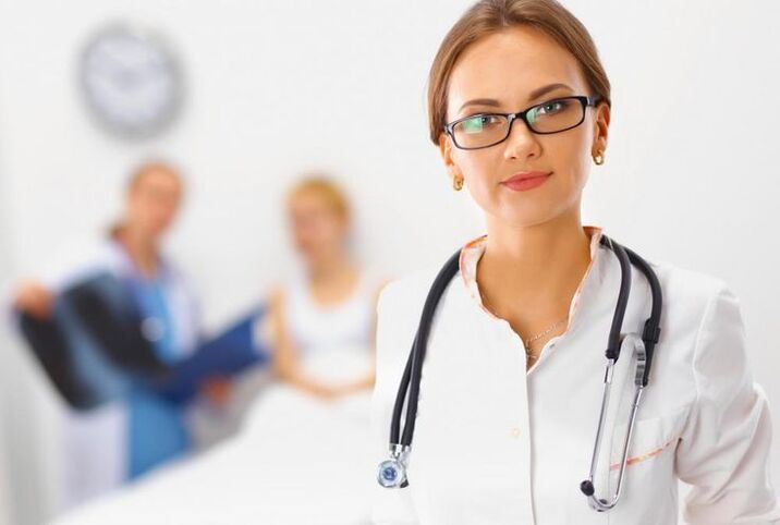 La mujer es doctora