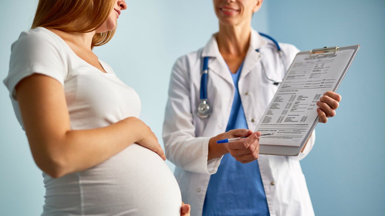 Ver al médico por venas varicosas en una mujer embarazada.